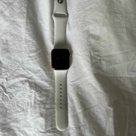 Apple Watch SE GPS + Cellular, 40mm Gold Aluminum - Picture 2 of 3